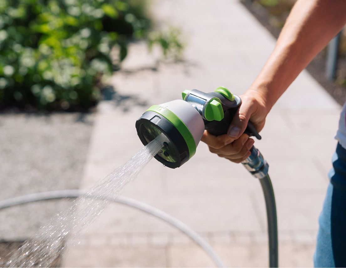 GEKA PLUS Multispritze – stufenlos einstellbarer Sprühstrahl für individuelle Bewässerung.