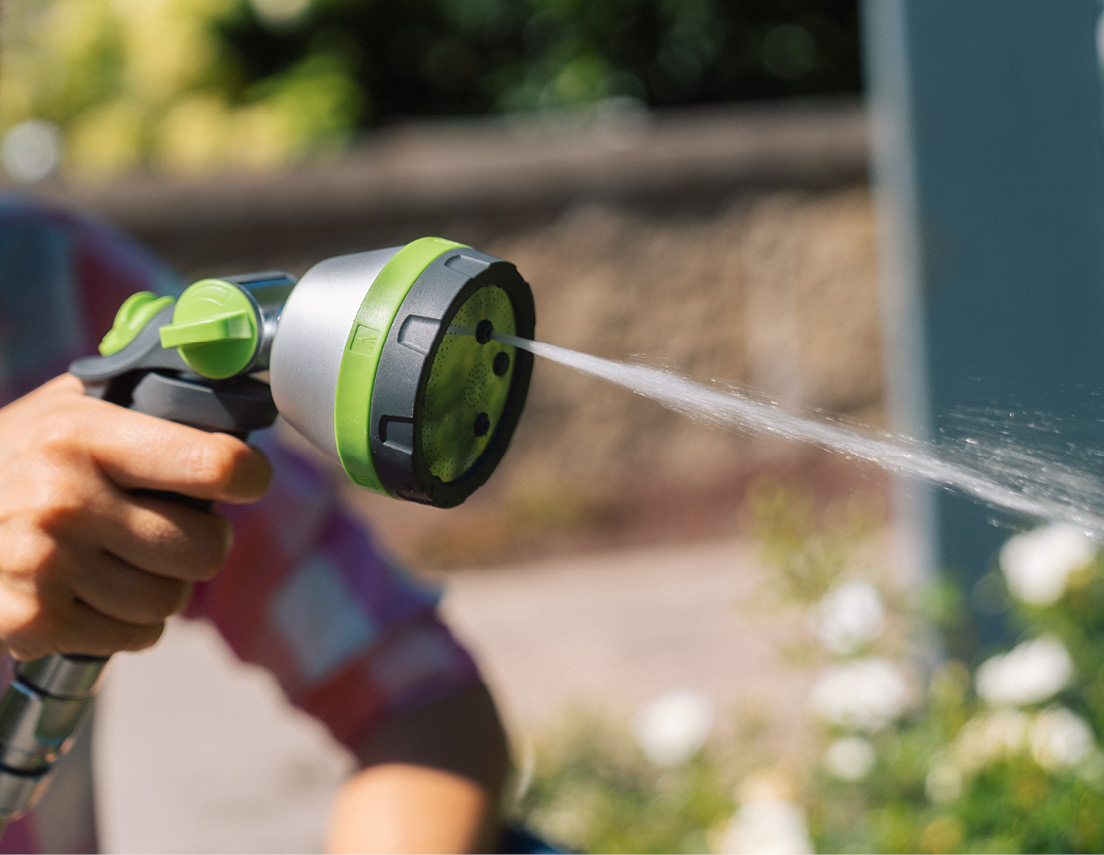 GEKA PLUS Multispritze – stufenlos einstellbarer Sprühstrahl für individuelle Bewässerung.
