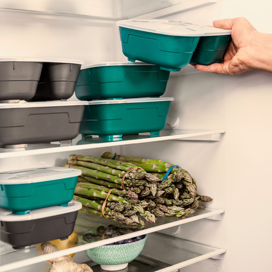 Darstellung des Mehrwegsystems von thermohauser, wie die stapelbaren To-Go-Behälter platzsparend im Kühlschrank gelagert werden, 2022.