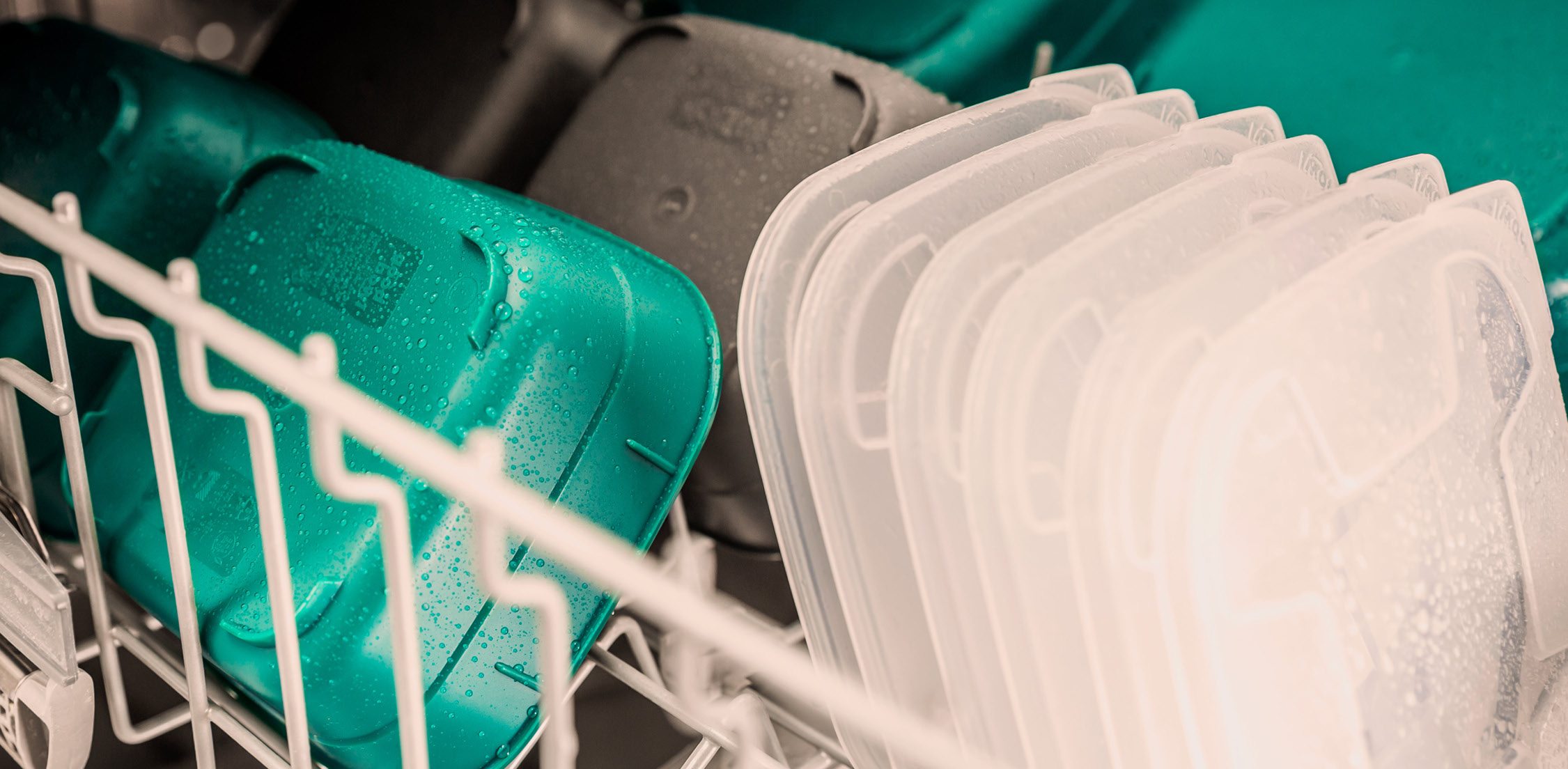 Darstellung des Mehrwegsystems von thermohauser, wie die stapelbaren To-Go-Behälter sicher und platzsparend in der Spülmaschine gereinigt werden, 2022.