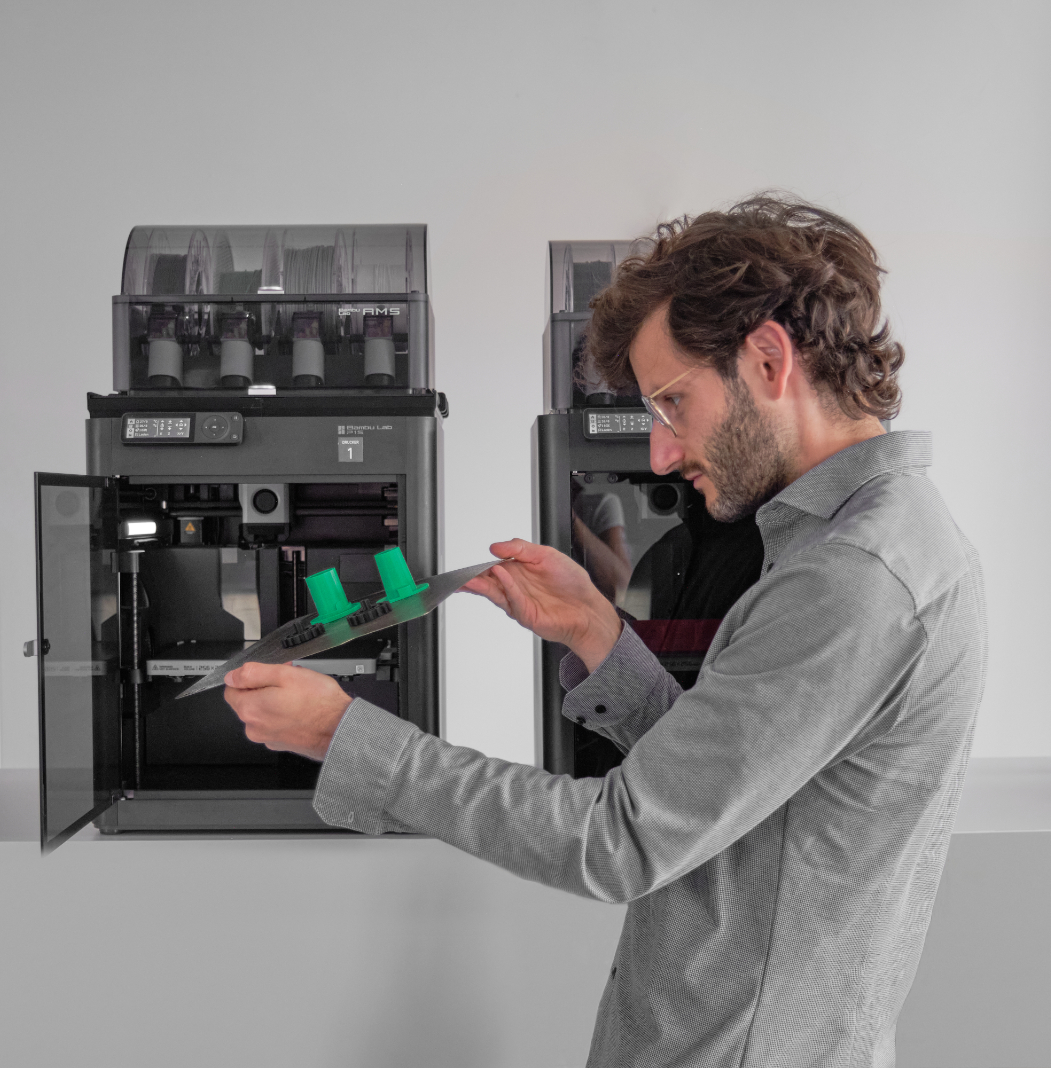 Formteam Mitarbeiter beim kreativen Arbeiten mit 3D-Drucker im Designbüro.