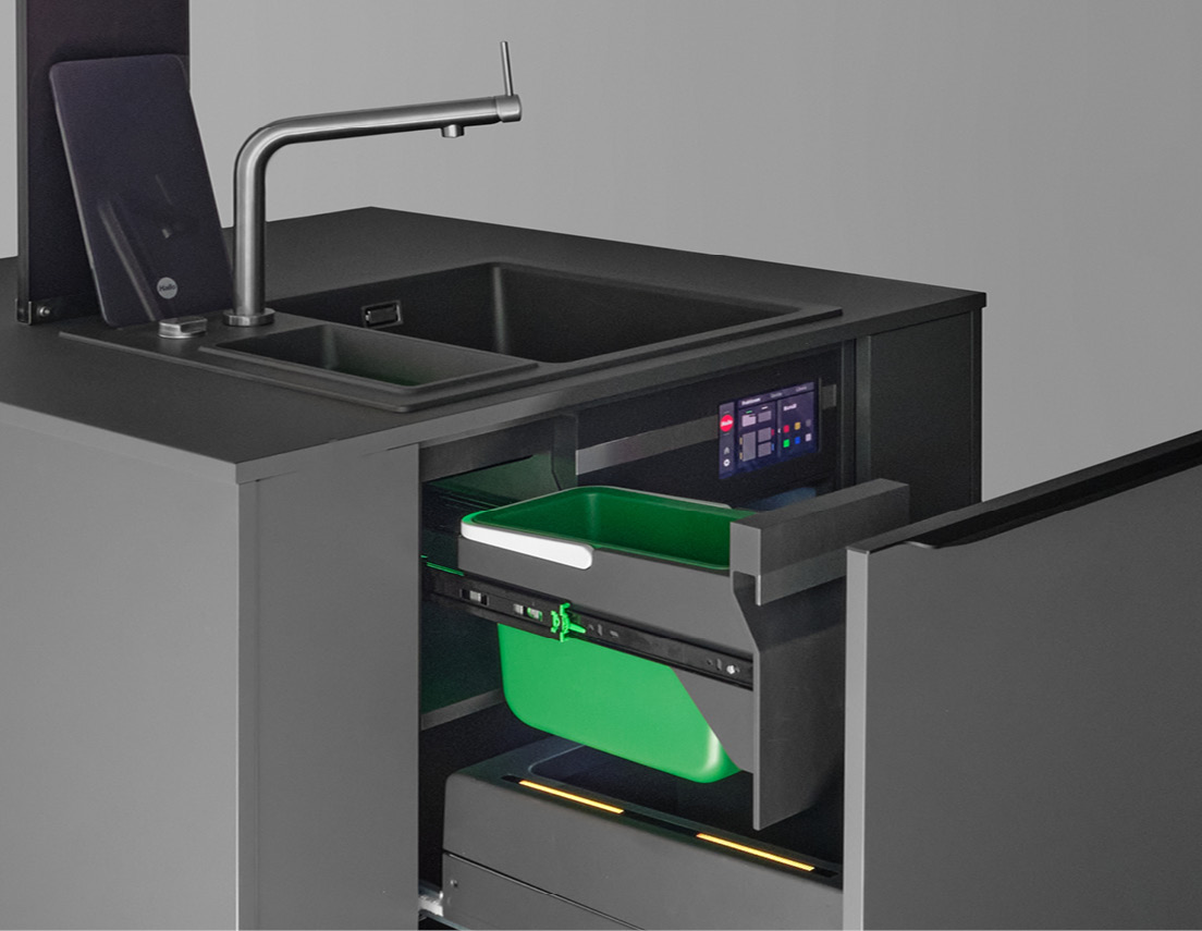 Smarter Küchenunterschrank – durchdachte Abfalllösung, beleuchteter Schacht und ergonomische Bedienung für den Alltag.